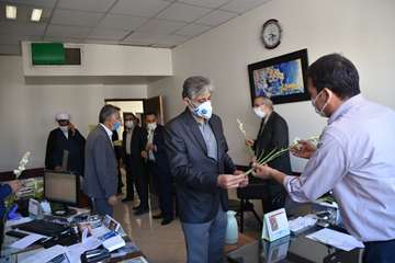 دیدو بازدید مدیرکل و معاونین اداره کل دامپزشکی خراسان رضوی با همکاران و اهدای گل بمناسبت 14 مهر