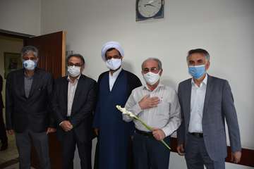 دیدو بازدید مدیرکل و معاونین اداره کل دامپزشکی خراسان رضوی با همکاران و اهدای گل بمناسبت 14 مهر