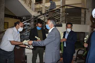 دیدو بازدید مدیرکل و معاونین اداره کل دامپزشکی خراسان رضوی با همکاران و اهدای گل بمناسبت 14 مهر