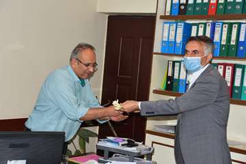 دیدو بازدید مدیرکل و معاونین اداره کل دامپزشکی خراسان رضوی با همکاران و اهدای گل بمناسبت 14 مهر