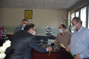 دیدو بازدید مدیرکل و معاونین اداره کل دامپزشکی خراسان رضوی با همکاران و اهدای گل بمناسبت 14 مهر