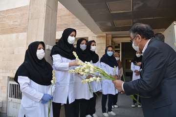 دیدو بازدید مدیرکل و معاونین اداره کل دامپزشکی خراسان رضوی با همکاران و اهدای گل بمناسبت 14 مهر