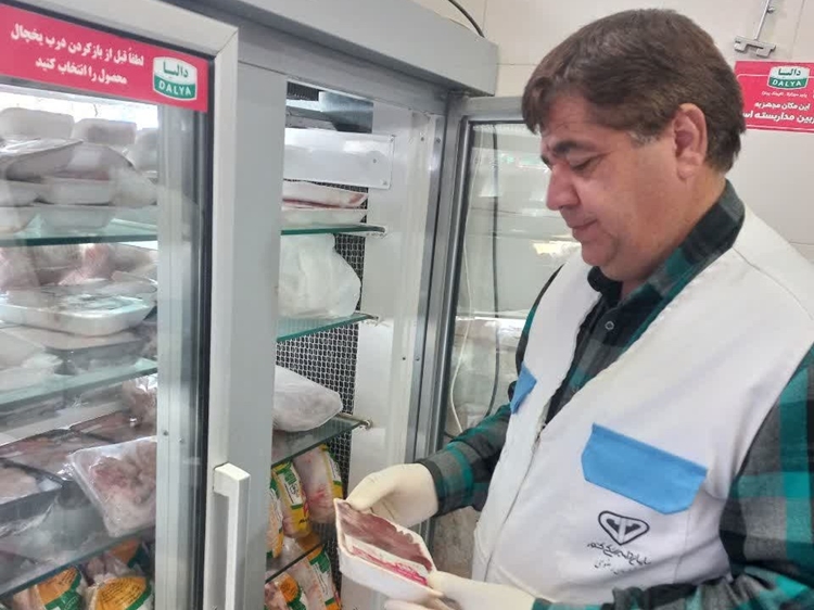 نظارت بهداشتی هدفمند دامپزشکی قوچان بر زنجیره سرد نگهداری گوشت در فروشگاه‌ها